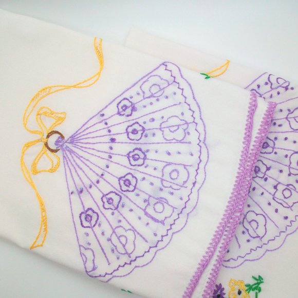 Vintage Set Embroidered Fans Flower Bouquets Pillowcases - Picture 2 of 7